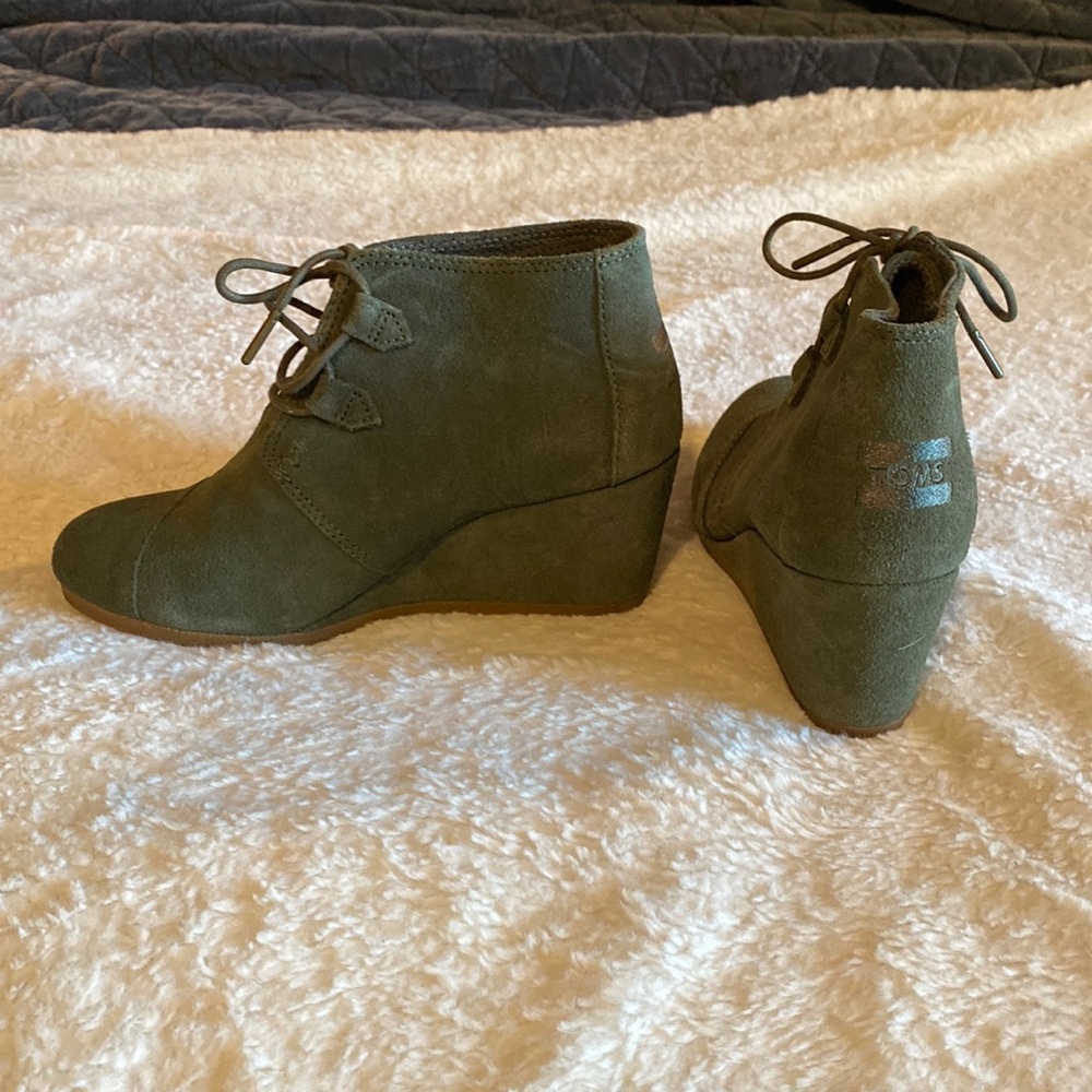 Toms Suede Wedge shoes